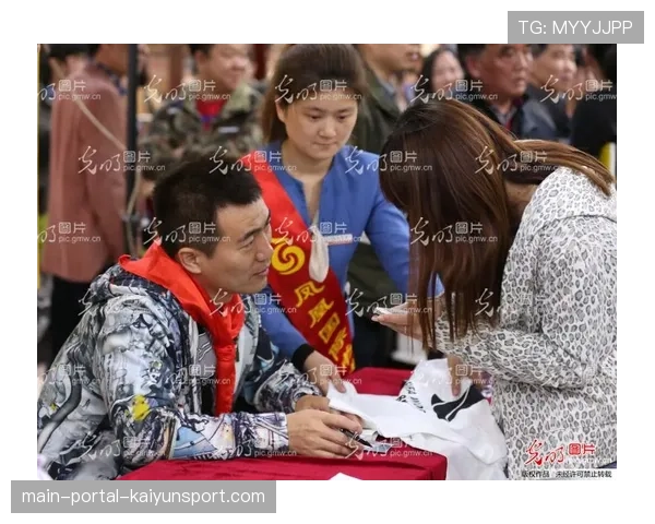 “动态：知名足球解说员因独家签约某流媒体平台，将缺席传统电视欧冠决赛转播”